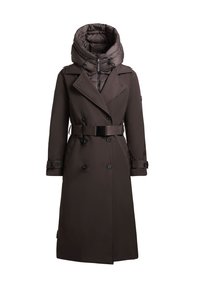 Cappotto trench marrone con cappuccio imbottito removibile, design doppiopetto, vita con cintura e polsini abbottonati. Texture liscia, silhouette classica.