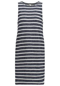 Sukienka bez rękawów w granatowo-białe paski, o prostym kroju i miękkiej teksturze. Brak zapięć, casualowy styl odpowiedni na ciepłe dni.