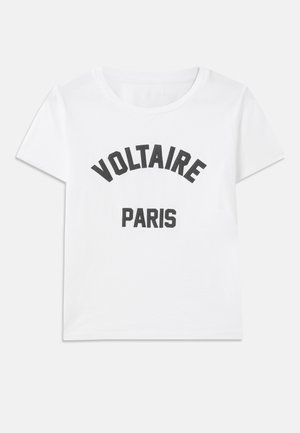 Weißes Baumwoll-T-Shirt mit schwarzem grafischem Text, der "VOLTAIRE" in einem Bogen über "PARIS" zeigt. Kurze Ärmel und runder Ausschnitt.