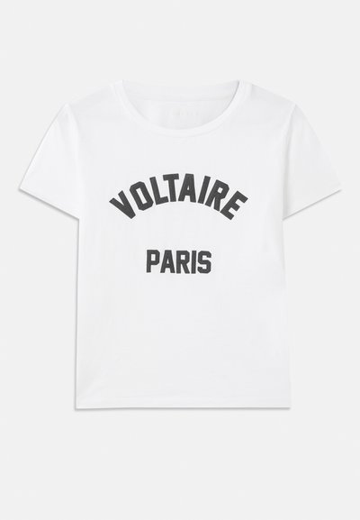 Weißes Baumwoll-T-Shirt mit schwarzem grafischem Text, der "VOLTAIRE" in einem Bogen über "PARIS" zeigt. Kurze Ärmel und runder Ausschnitt.