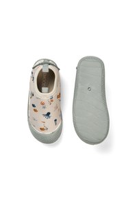 Gyerek bebújós cipők világos bézs felsőrésszel, színes tenger élővilág mintákkal, texturált szürke gumitalppal és hátul húzófüllel.