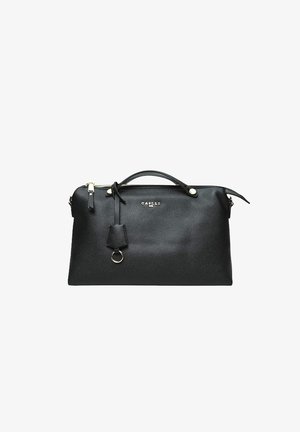 Borsa in pelle nera texturizzata con manico superiore, chiusura con cerniera, piccola targhetta pendente con anello metallico e logo "GAELLE" argento sul davanti.