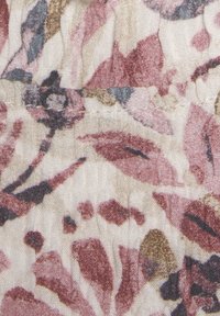 Floraler Stoff mit pinken, burgunderfarbenen und goldenen Blättern auf einem hellbeigen Hintergrund. Texturierte Webart mit sichtbaren Nähten.