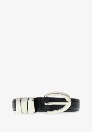 Ceinture en cuir noir avec une boucle courbée en métal argenté et trois accents polis. La ceinture a un design épuré et étroit.