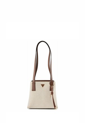 Beige strukturierte Tragetasche mit langen braunen Ledergriffen und einem dekorativen braunen Lederquasten-Schlüsselanhänger auf weißem Hintergrund.