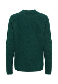 Zielony sweter z dzianiny o luźnym kroju, z okrągłym dekoltem i długimi rękawami, wykonany z teksturowanej tkaniny, bez widocznych ozdób.