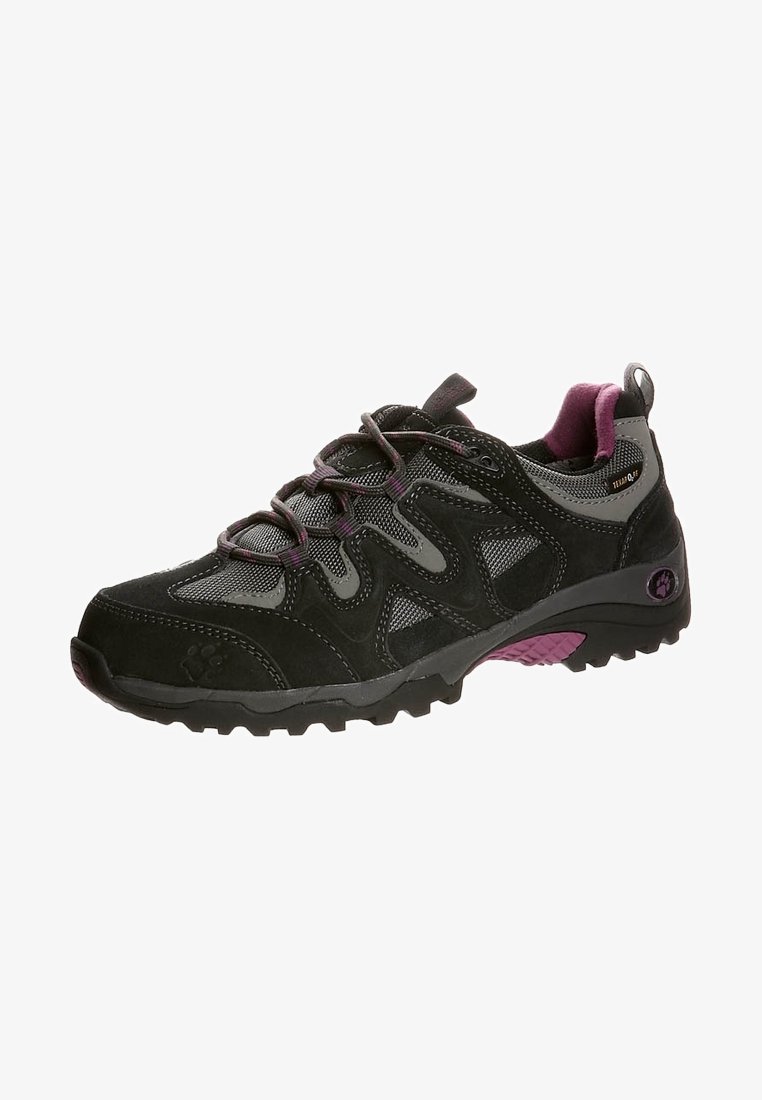 Chaussure de randonnée noire et grise avec des panneaux en maille, un matériau en daim texturé, des accents violets et une semelle robuste conçue pour l'adhérence.