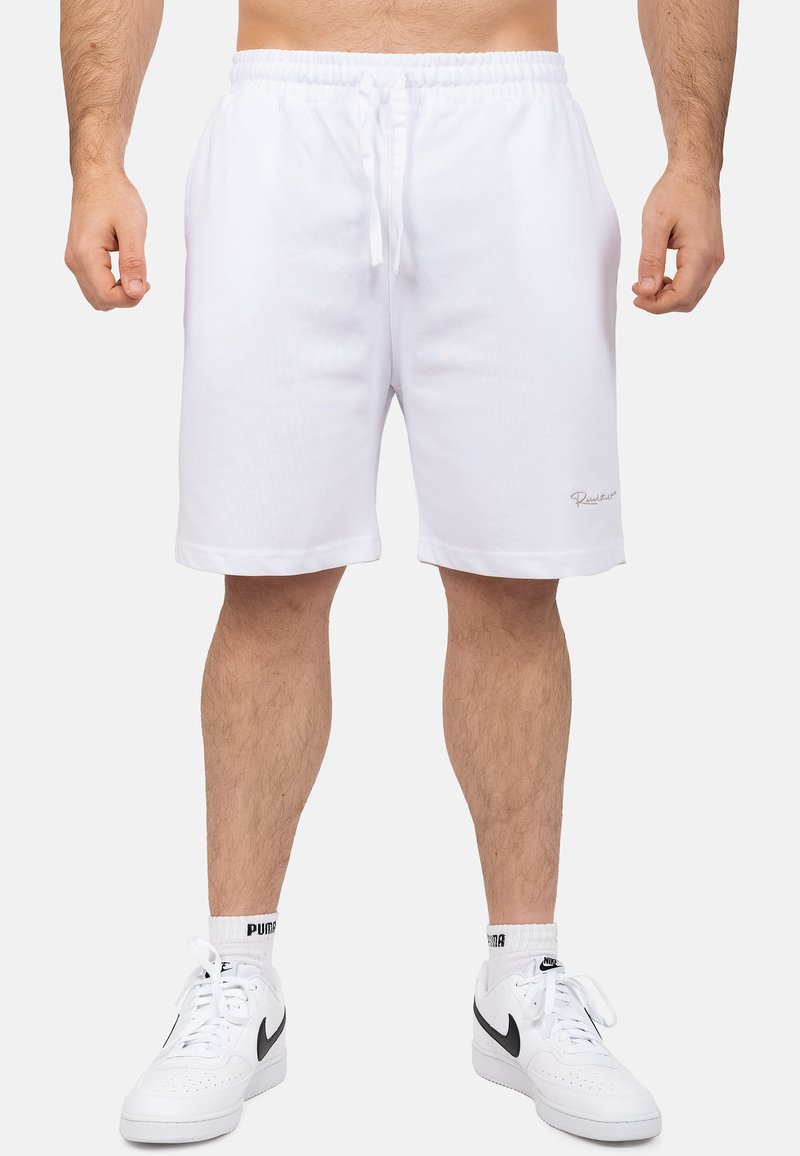 Witte sportshorts van zacht materiaal, met een elastische tailleband en een koordje. Subtiel merkje op het onderbeen.