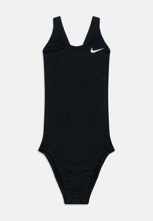 Maillot de bain sportif une pièce noir avec larges bretelles et logo blanc Nike Swoosh sur la partie supérieure gauche de la poitrine.