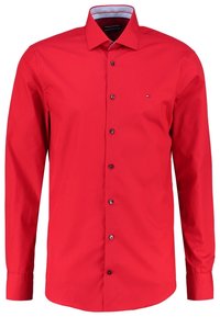 Rode longsleeve shirt van katoen met een klassieke kraag, voor sluiting met knopen en zwarte knopen; heeft een gestreepte binnenkraagdetails.