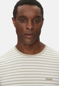 Calvin Klein STRETCH STRIPE - T-Shirt print - white aluminium stripes