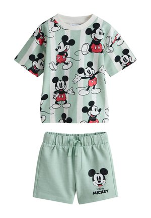 Kortærmet skjorte med grønne og hvide striber med flere Mickey Mouse-positurer, matchende med grønne shorts med Mickey Mouse-ansigt og logo.