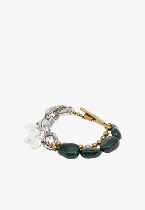 Bracciale con grandi pietre verde scuro, perline dorate, collegamenti argentati, charm simili a perle bianche e una chiusura a barra dorata su uno sfondo bianco.