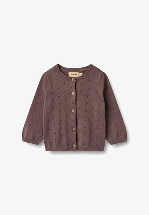 Lila gestrickte Strickjacke mit langen Ärmeln, rundem Ausschnitt und fünf Holzknöpfen. Sie hat ein strukturiertes Rautenmuster über die gesamte Jacke.