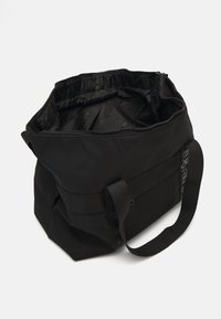 Saco tote preto feito de tecido com uma forma estruturada, fecho com zíper e alças duplas de tecido. O forro interior apresenta um padrão sutil.