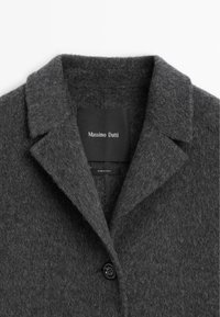Ciemnoszara wełniana kurtka z kołnierzem, czarnym guzikiem i czarną metką z napisem "Massimo Dutti" wewnątrz dekoltu.