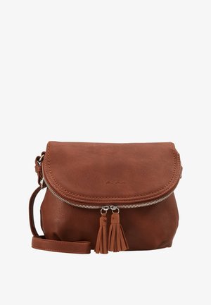 Bolso bandolera de cuero marrón con solapa, cremallera plateada y dos borlas de cuero en los tiradores de la cremallera.