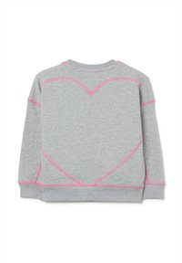 Sudadera gris con un diseño de costura en forma de corazón en tonos rosas a lo largo de las costuras. Cuello redondo, mangas largas y textura suave.