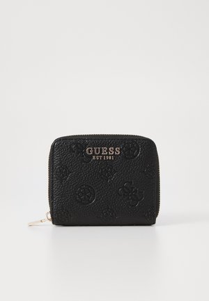 Portafoglio nero con zip realizzato in ecopelle testurizzata, dotato di motivi in rilievo e hardware dorato con il logo "GUESS EST 1981".