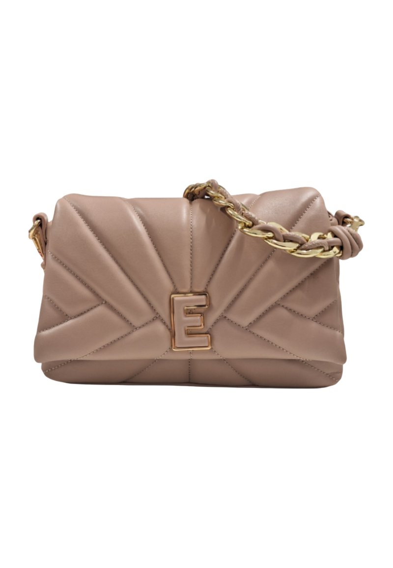 Borsa a tracolla in pelle trapuntata beige con hardware dorato, caratterizzata da un logo "E" prominente e una tracolla a catena intrecciata. Forma rettangolare compatta.