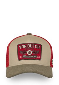 Casquette beige avec dos en maille rouge, visière incurvée et écusson logo. Détails brodés, y compris des ailes, avec le texte « TOUS LES YEUX SUR MOI ».