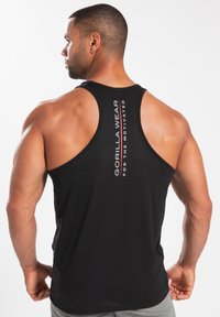 Zwarte sporttanktop met racerback en "GORILLA WEAR FOR THE MOTIVATED" gedrukt op de achterkant. Glad materiaal, strak ontwerp en sportieve snit.
