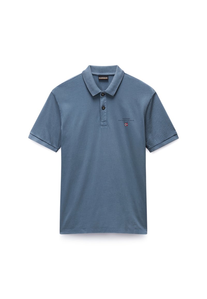 Polo en coton bleu moyen, avec un col, trois boutons et un petit emblème sur la poitrine gauche. Manches courtes, design décontracté.