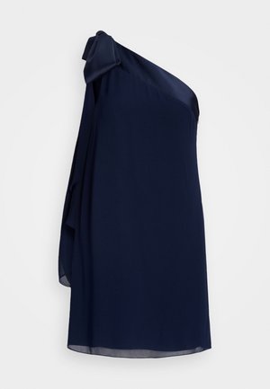 Abito blu navy a spalla unica realizzato in tessuto leggero. Presenta un design drappeggiato con una consistenza morbida e fluida e un dettaglio di fiocco laterale.
