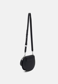 Borsa a tracolla nera con forma arrotondata, superficie testurizzata, tracolla regolabile e dettagli in metallo argentato. Presenta una tasca a patta sul davanti.