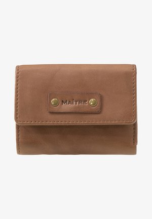 Leren portemonnee in tan kleur met een drukknoopsluiting. Heeft een ingedrukte logo en twee messing studs. Soepele textuur met gestikte randen.