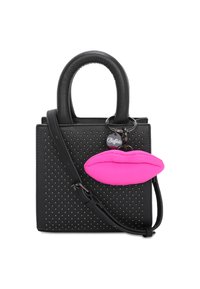 Zwarte perforated handtas met dubbele handvatten, inclusief een afneembare roze lipvormige charme. Voorzien van een verstelbare schouderriem.