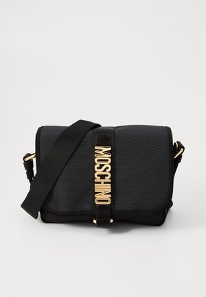 Borsa a tracolla nera in nylon con una superficie liscia. Dotata di accessori dorati e lettering "MOSCHINO" sulla tracolla anteriore. Include una tracolla regolabile.
