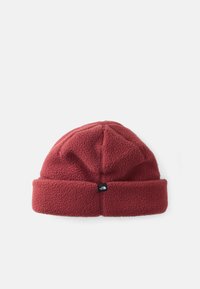 Gorro de lã bordô com dobra na bainha, apresentando uma pequena etiqueta com o logotipo. Superfície texturizada com uma aparência suave e quente.