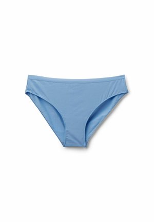 Ropa interior femenina tipo bikini de color azul claro hecha de tela lisa, presentada plana sobre un fondo blanco.