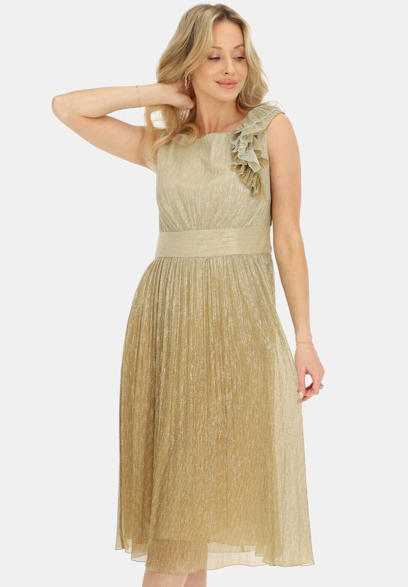 Złota sukienka do kolan z jednym ramieniem i falbaniastym wykończeniem. Wykonana z teksturowanej, błyszczącej tkaniny, z dopasowanym topem i plisowaną spódnicą.