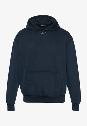 Mornarji modra kapuca jopica iz bombaža. Ima kenguru žep, rebraste manšete in kapuco s vrvico ter diskretno vezenje logotipa.