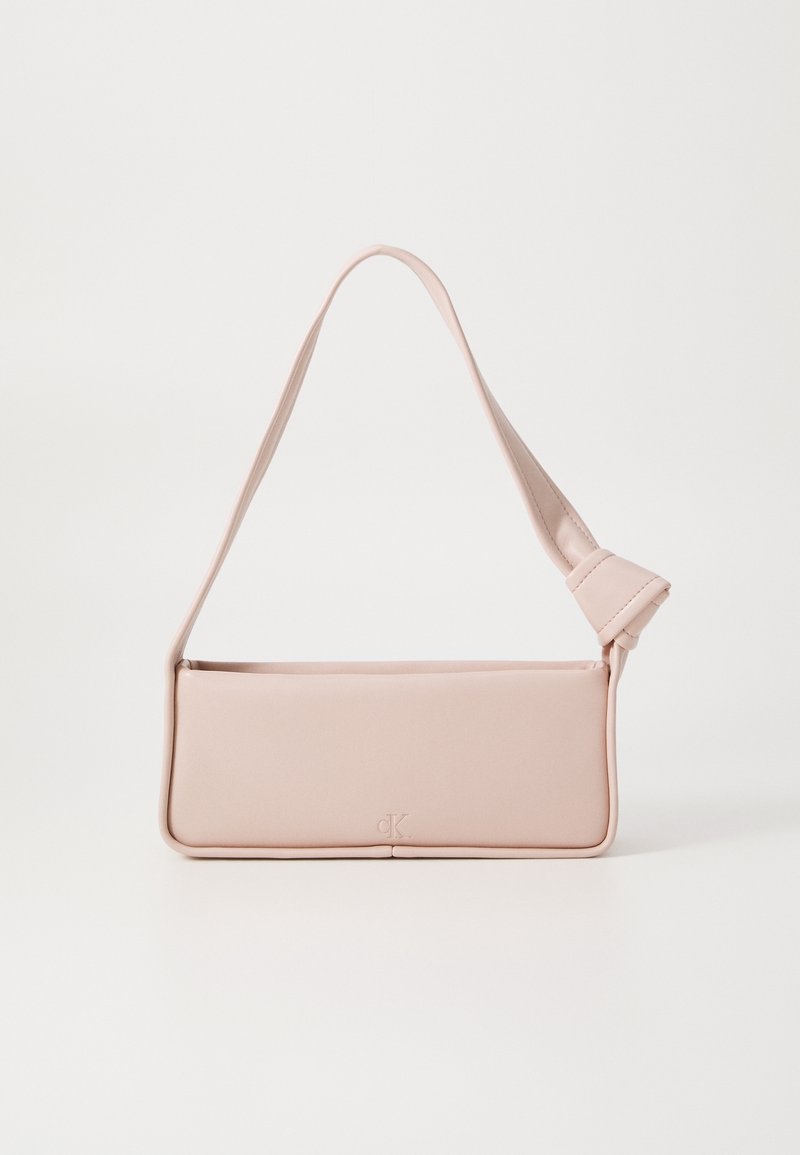 Jasnoróżowa prostokątna torebka wykonana z gładkiego materiału, z szerokim paskiem i subtelnym wytłoczonym logo z przodu.