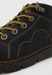 Dr. Martens RAFFE CHURCH UNISEX - Nööritavad poolsaapad - black wyoming