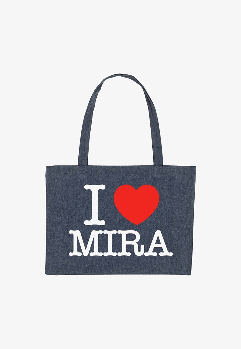 Sac fourre-tout en denim avec un grand "I" blanc et le texte "MIRA", un graphique en forme de cœur rouge centré entre eux. Le design est simple et audacieux.