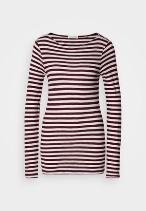 Hosszú ujjú póló, hajónyakú, vízszintes bordó és fehér csíkokkal. Puha, könnyű anyag, testhezálló fazonnal.