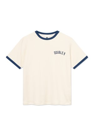 Μπεζ βαμβακερό T-shirt με σκούρο μπλε ριμπ γιακά και μανσέτες στα μανίκια. Διαθέτει εκτύπωση "DOUBLE V" στο αριστερό μέρος του στήθους. Με κοντά μανίκια και άνετη εφαρμογή.