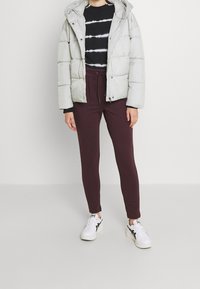 ONLY Träningsbyxor - bordeaux