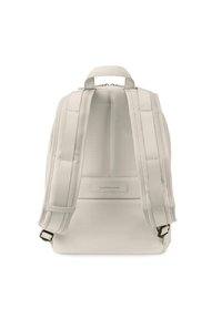 Světlé šedé batoh s polstrovaným zádovým panelem a nastavitelnými popruhy. Obsahuje nášivku s logem a hladký povrch. Minimalistický design, obdélníkový tvar.
