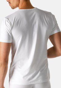 Weißes Kurzarm-T-Shirt aus einer weichen Baumwollmischung mit rundem Halsausschnitt und lockerer Passform. Glatte Textur mit minimalen Nähten.
