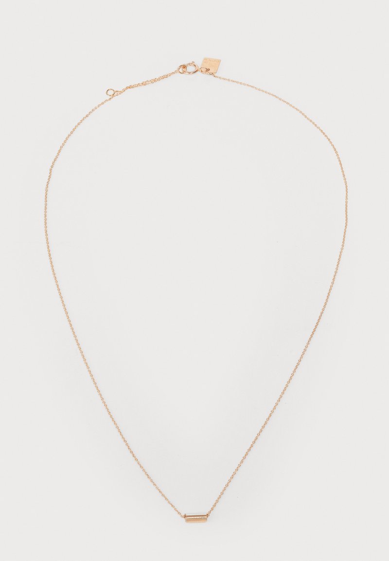 Collana in oro rosa con una catena sottile e un pendente cilindrico al centro. Design semplice, texture liscia e chiusura a scatto.