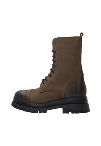 Hnědé kožené kotníkové boty s zaoblenou špičkou, černou gumovou podrážkou a šněrováním vpředu. Vyznačují se hladkým povrchem a poutkem na zadní straně.