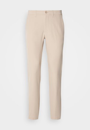 Pantalons beige en tissu doux, dotés d'une fermeture à bouton, d'une coupe droite et de poches latérales. Texture lisse avec des détails de couture minimaux.