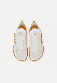 Λευκά και καφέ slip-on αθλητικά παπούτσια με διχτυωτές μύτες, τρεις ρυθμιζόμενες βέλκρο λωρίδες και λογότυπο TYR στη γλώσσα.