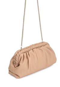 Miękka beżowa kopertówka ze skóry z marszczonym górnym brzegiem i cienkim złotym łańcuszkiem do noszenia na ramieniu lub przez ramię.