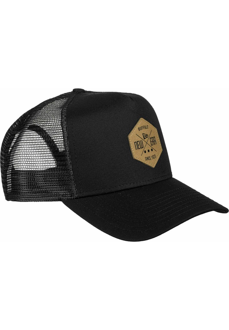 Sort baseball cap med en buet skygge, mesh bag og en sekskantet beige lap med "New Era" branding.